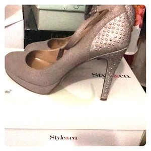 Gray pumps